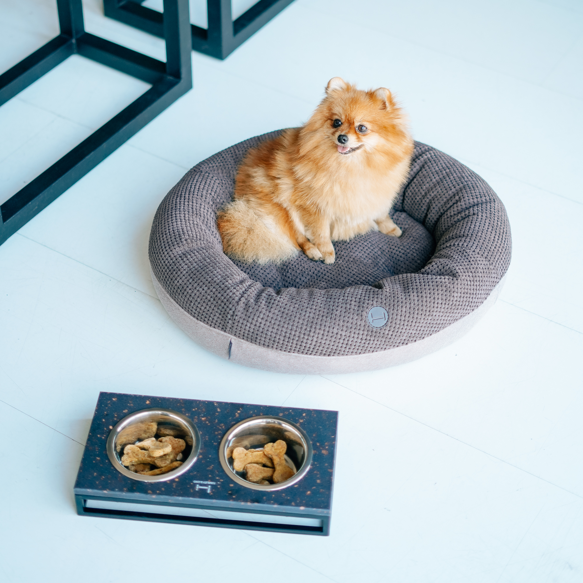 Овальний лежак Bagel Brown, Harley and Cho/4