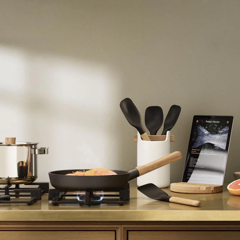 Підставка з дуба для смартфонів і планшетів Eva Solo/1