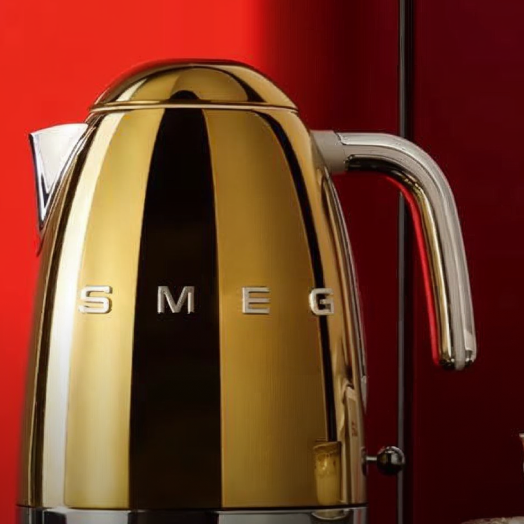Чайники SMEG: дизайн, у якому головне — матеріал