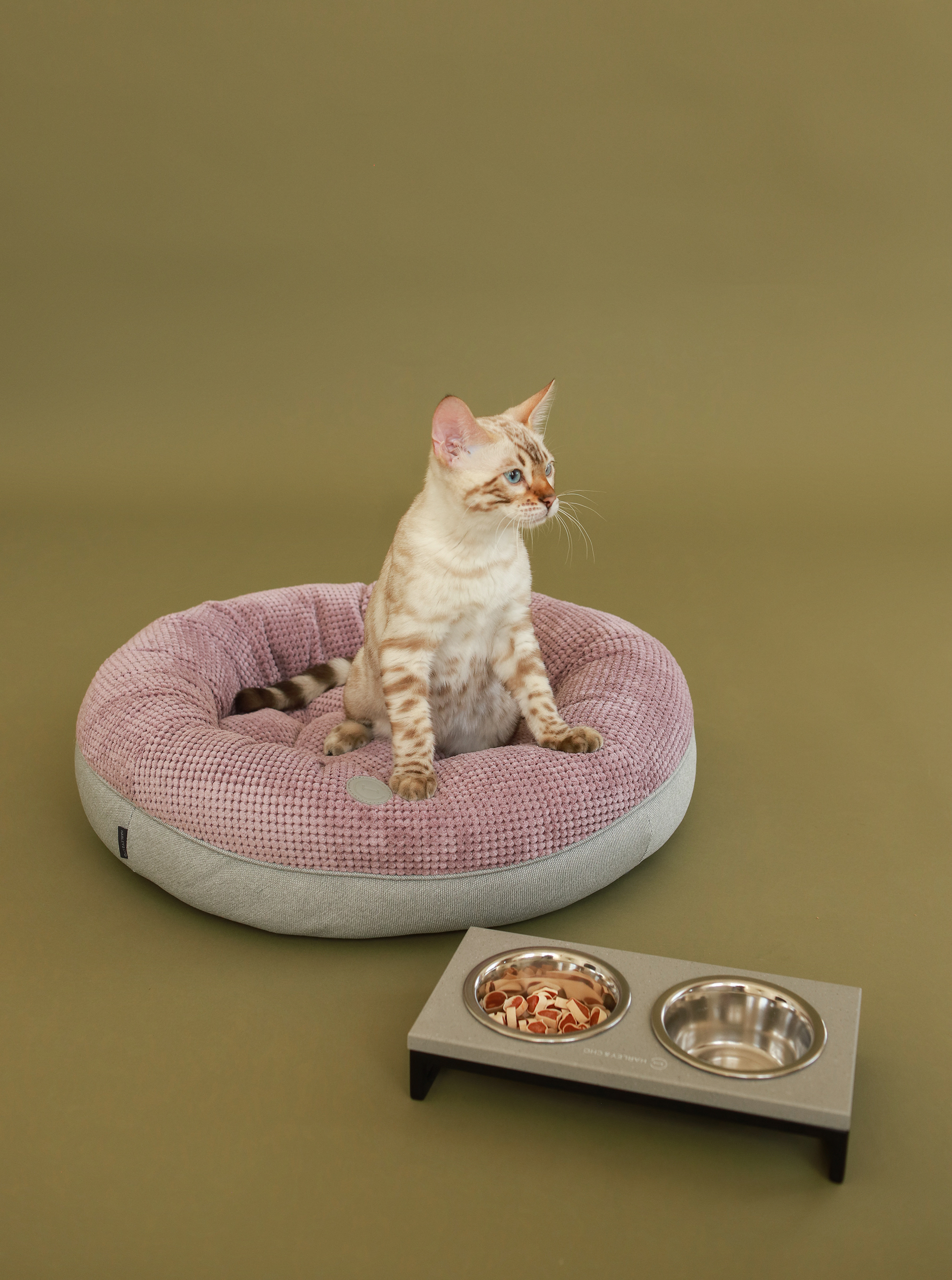 Овальний лежак Bagel Pink, Harley and Cho/3