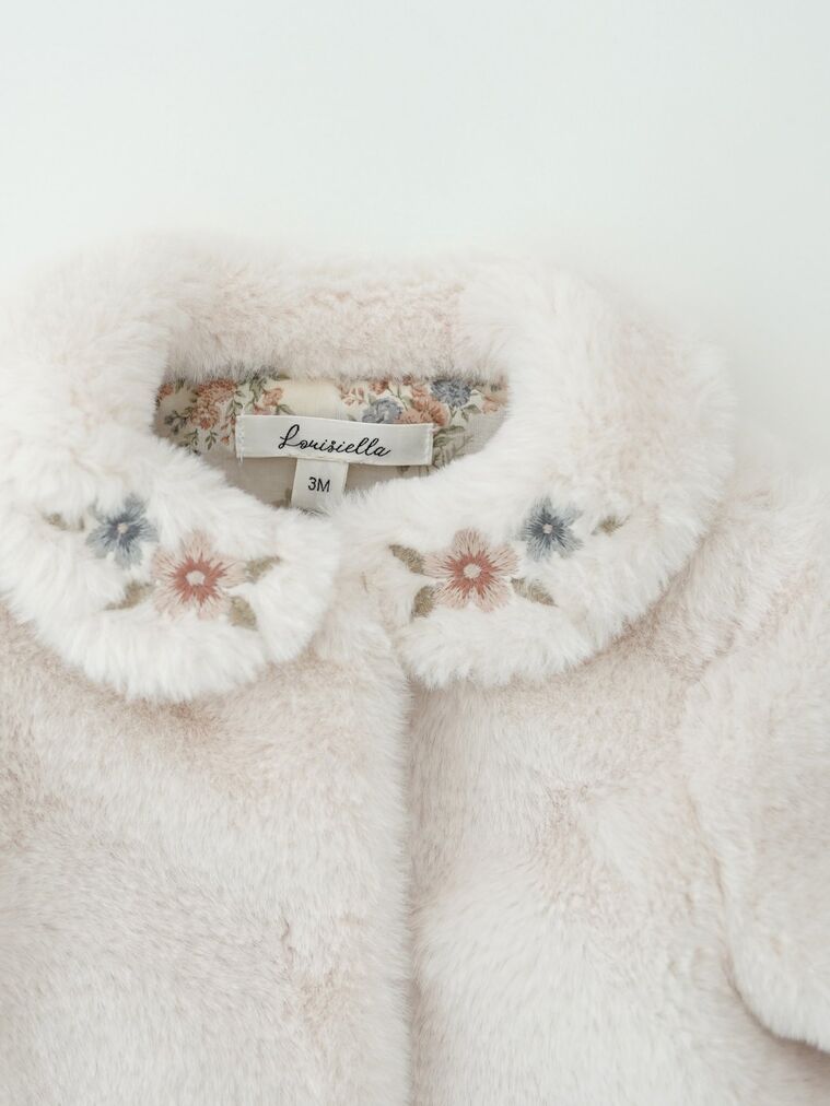 Adela Fur Coat, Louisiella/3