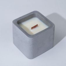 Ароматная массажная соевая свеча с кокосовым маслом в гипсовом кашпо с крышкой с ароматом янтаря и мокрого дерева INLY 80г магазин Glossary 